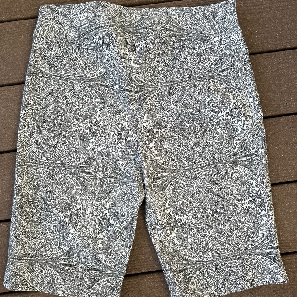 89.Peck & Peck Women's "City Short" Black White Stretch Shorts